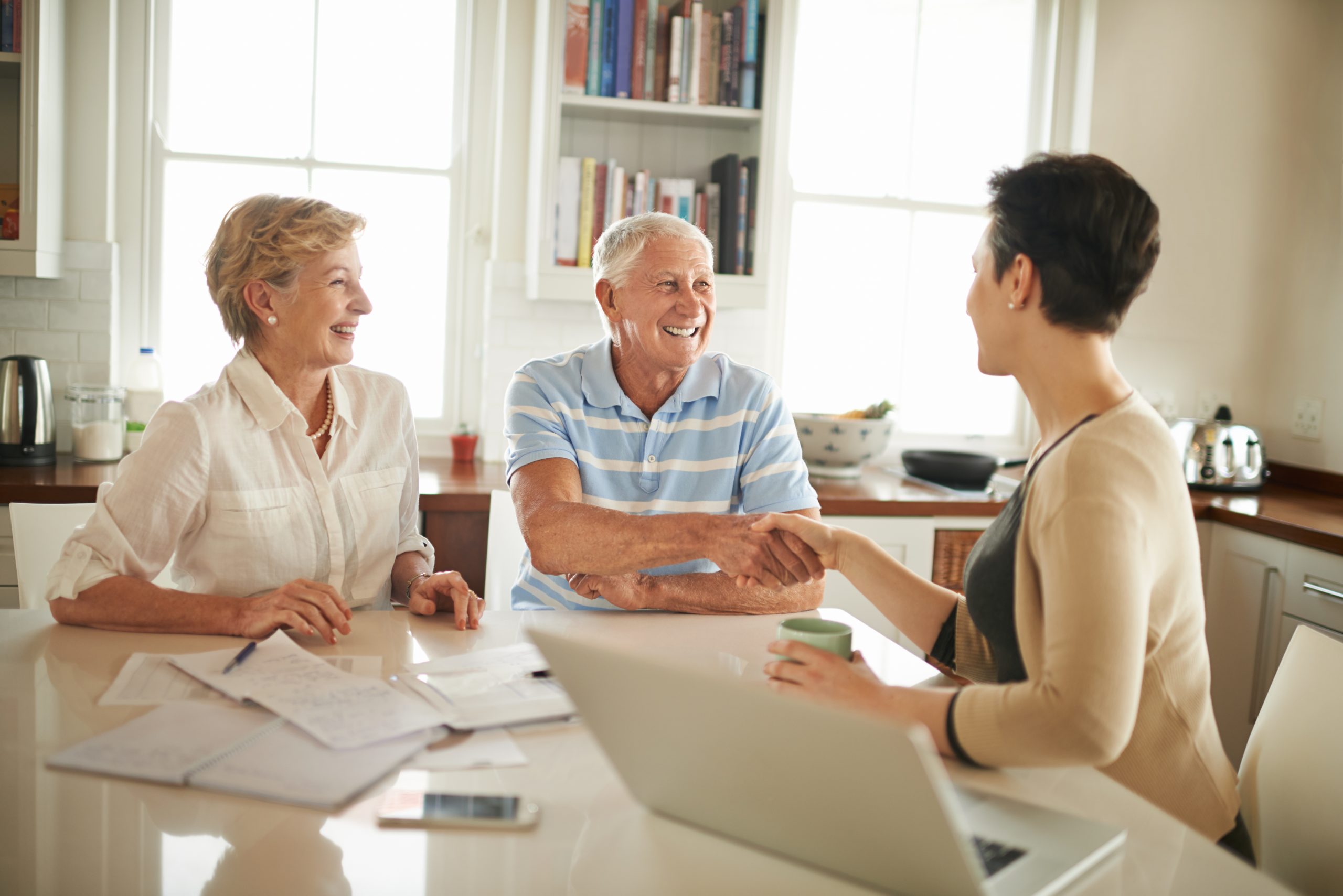 Couple de seniors reçu par une conseillère DOMetVIE