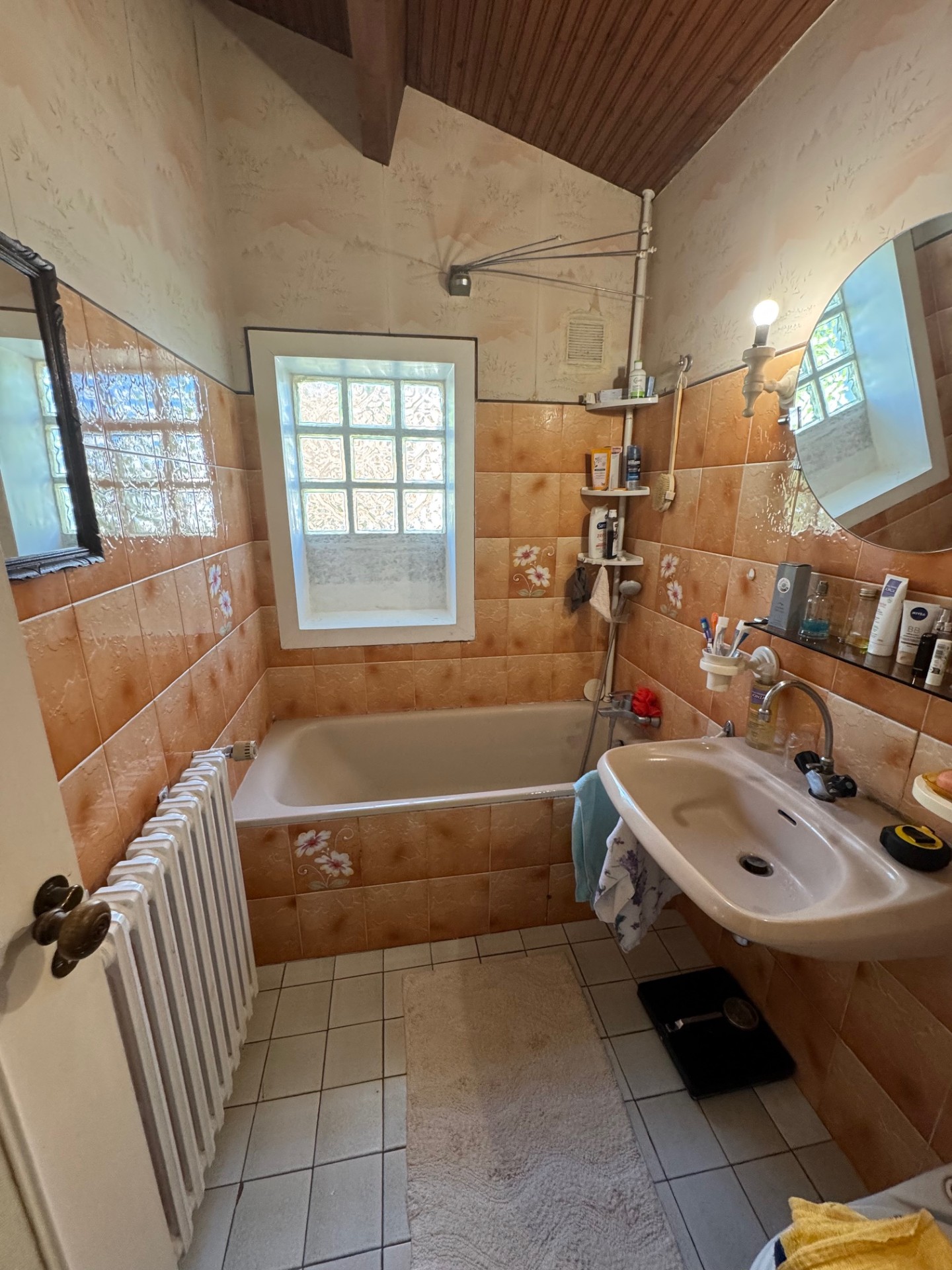 Salle de bain avant rénovation à Saint-Georges-de-Didonne - DOMetVIE