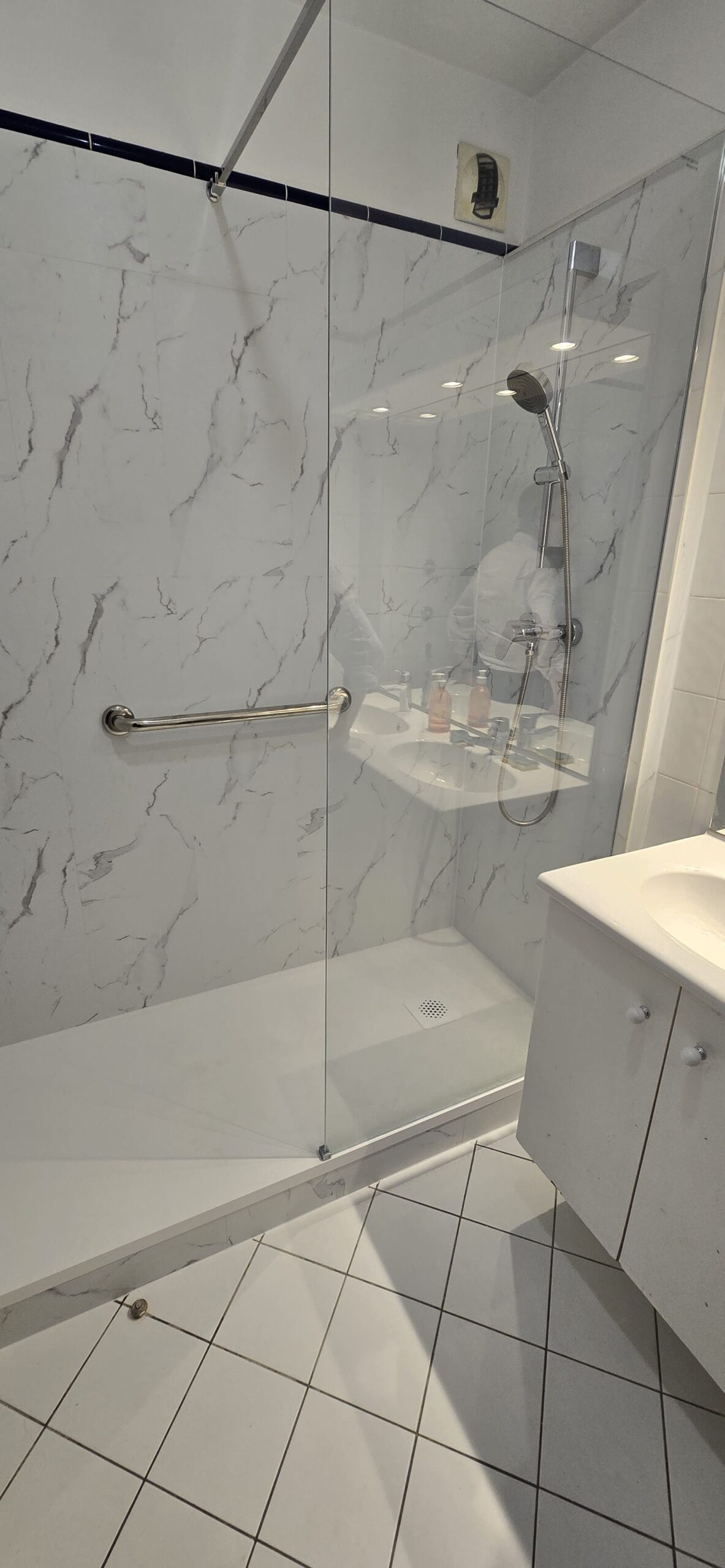 Salle de bain après rénovation à Neuilly-Sur-Seine - DOMetVIE