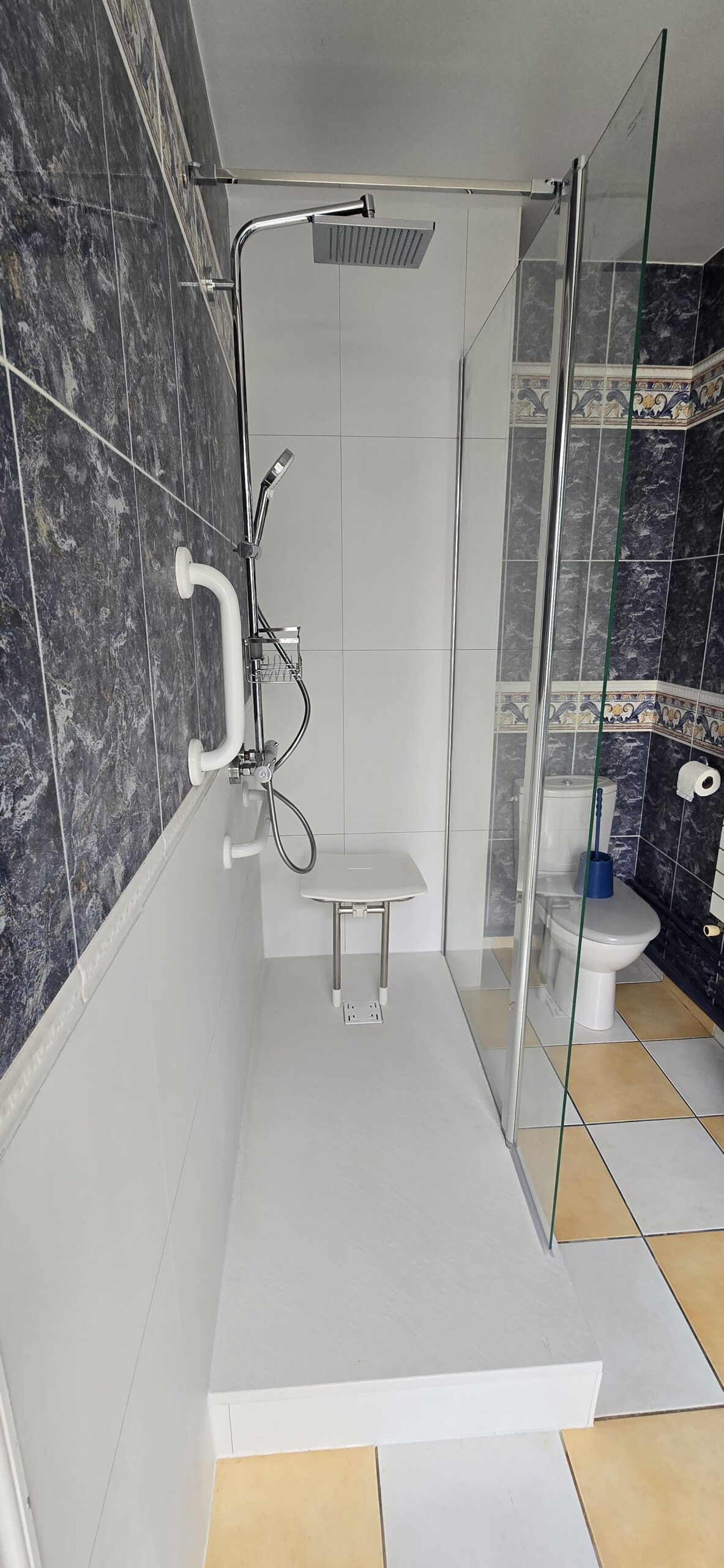 Salle de bain après rénovation PMR à Paris - DOMetVIE