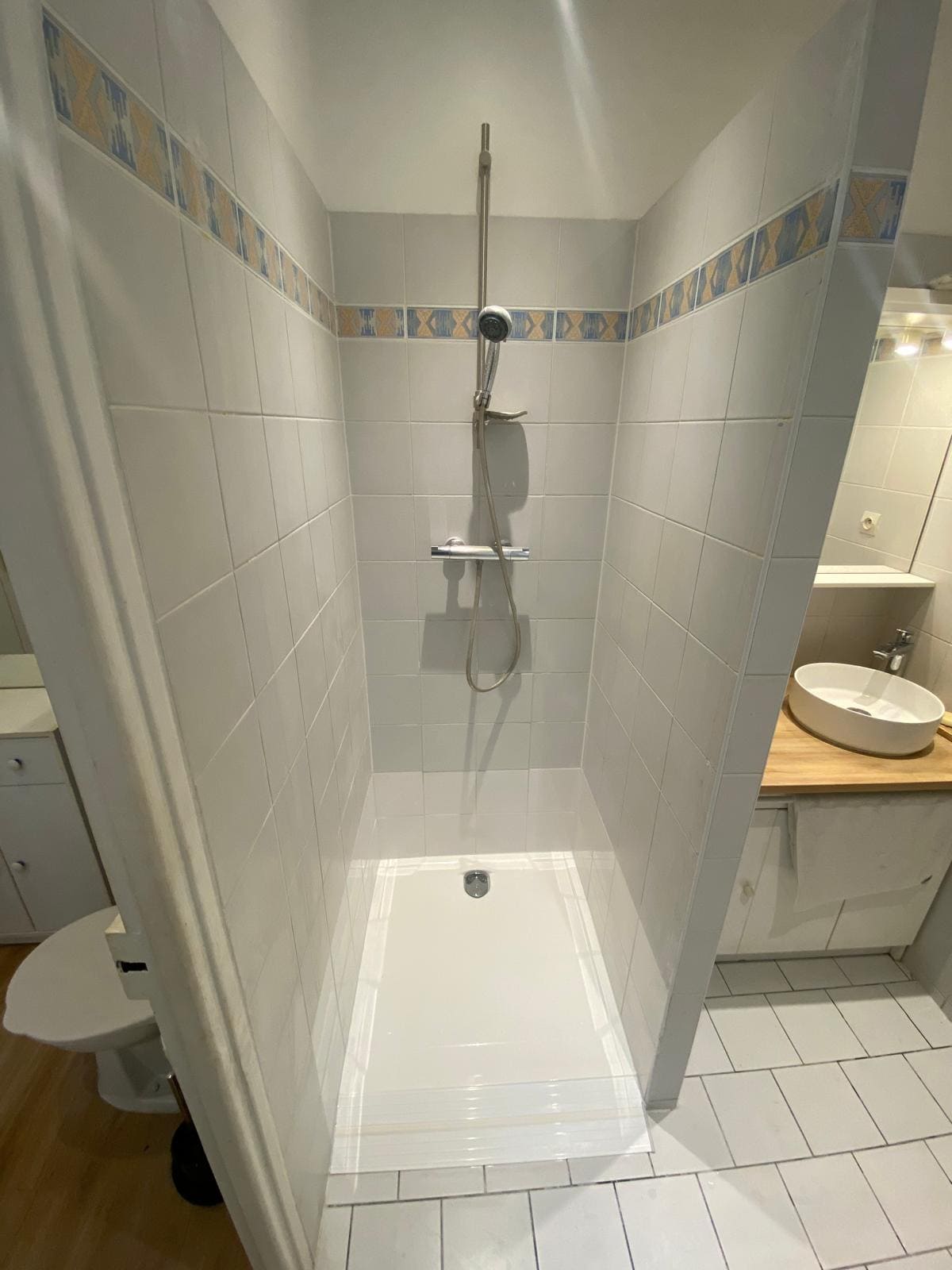 Receveur extra-plat et rampe AKW installés après adaptation PMR à Paris - DOMetVIE