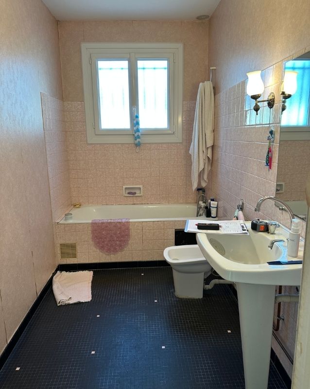 Salle de bain avant rénovation à Geneston - DOMetVIE