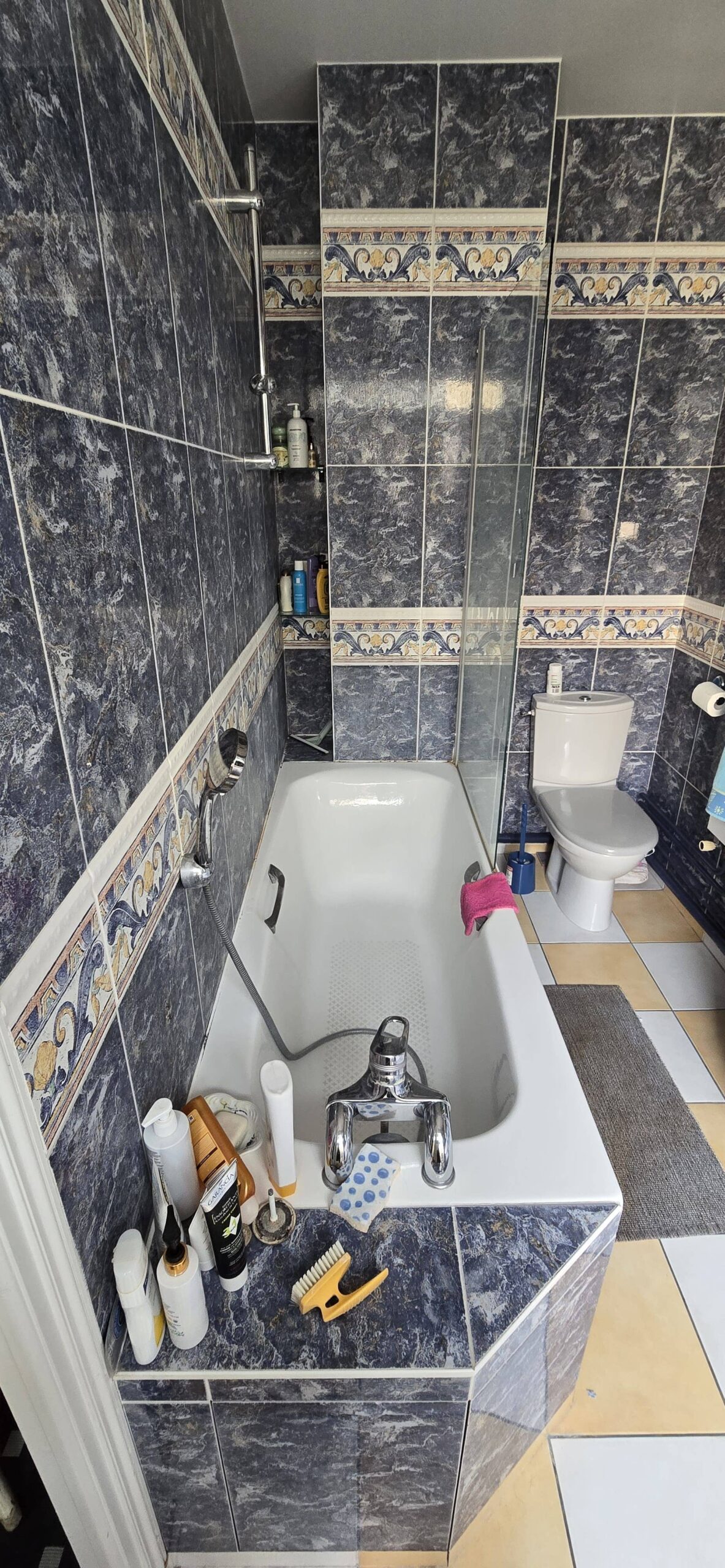 Salle de bain avant rénovation PMR à Paris - DOMetVIE