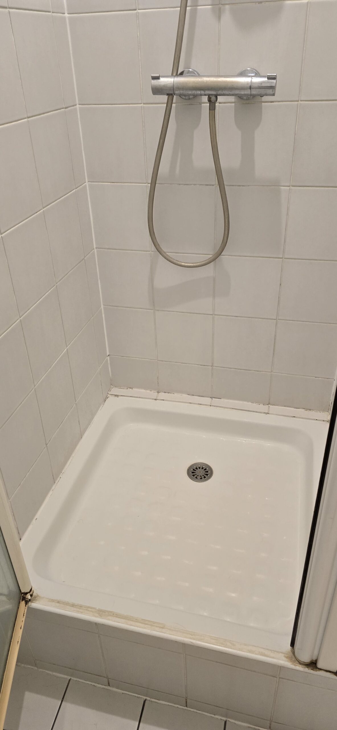 Bac à douche surélevé de 20 cm avant adaptation PMR à Paris - DOMetVIE