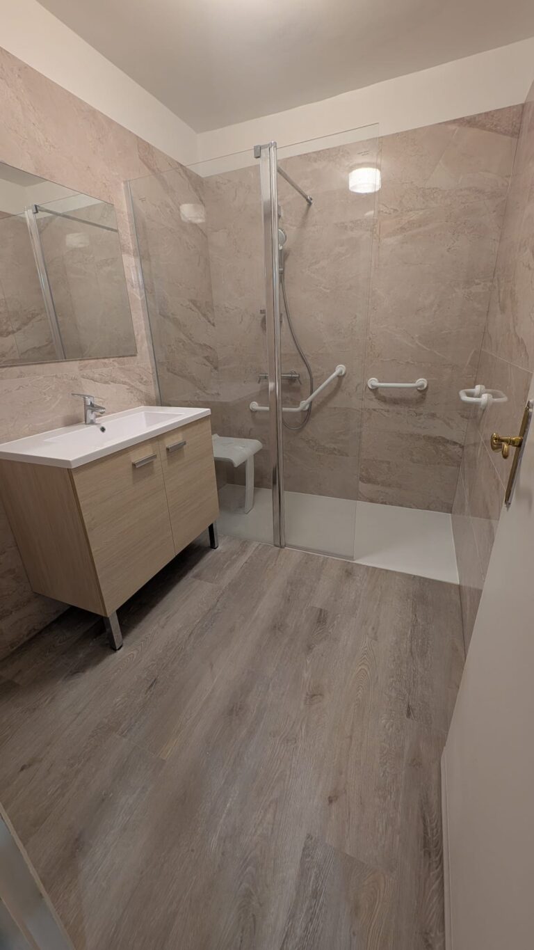 Salle de bain après rénovation à menton - DOMetVIE