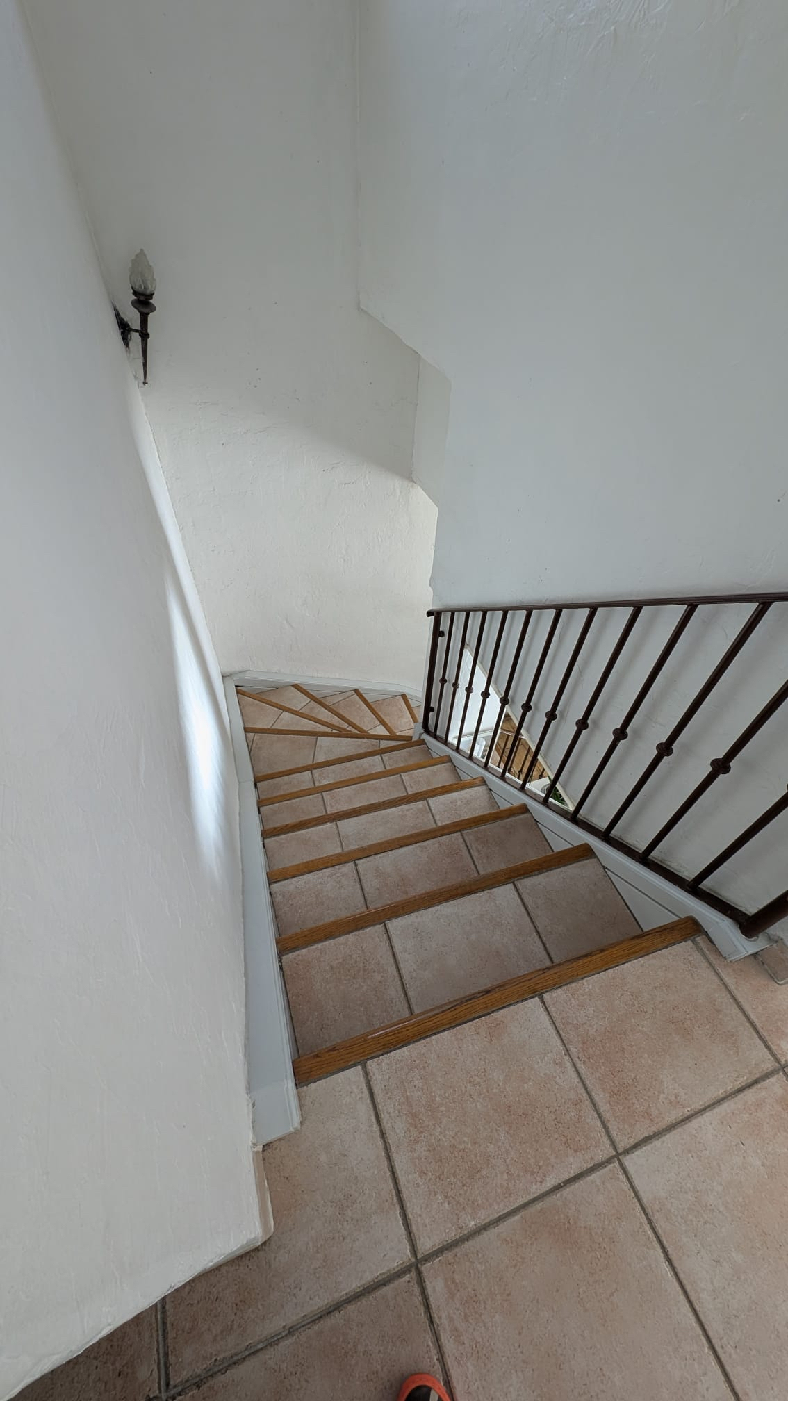 Monte-escalier avant rénovation à Mougins - DOMetVIE