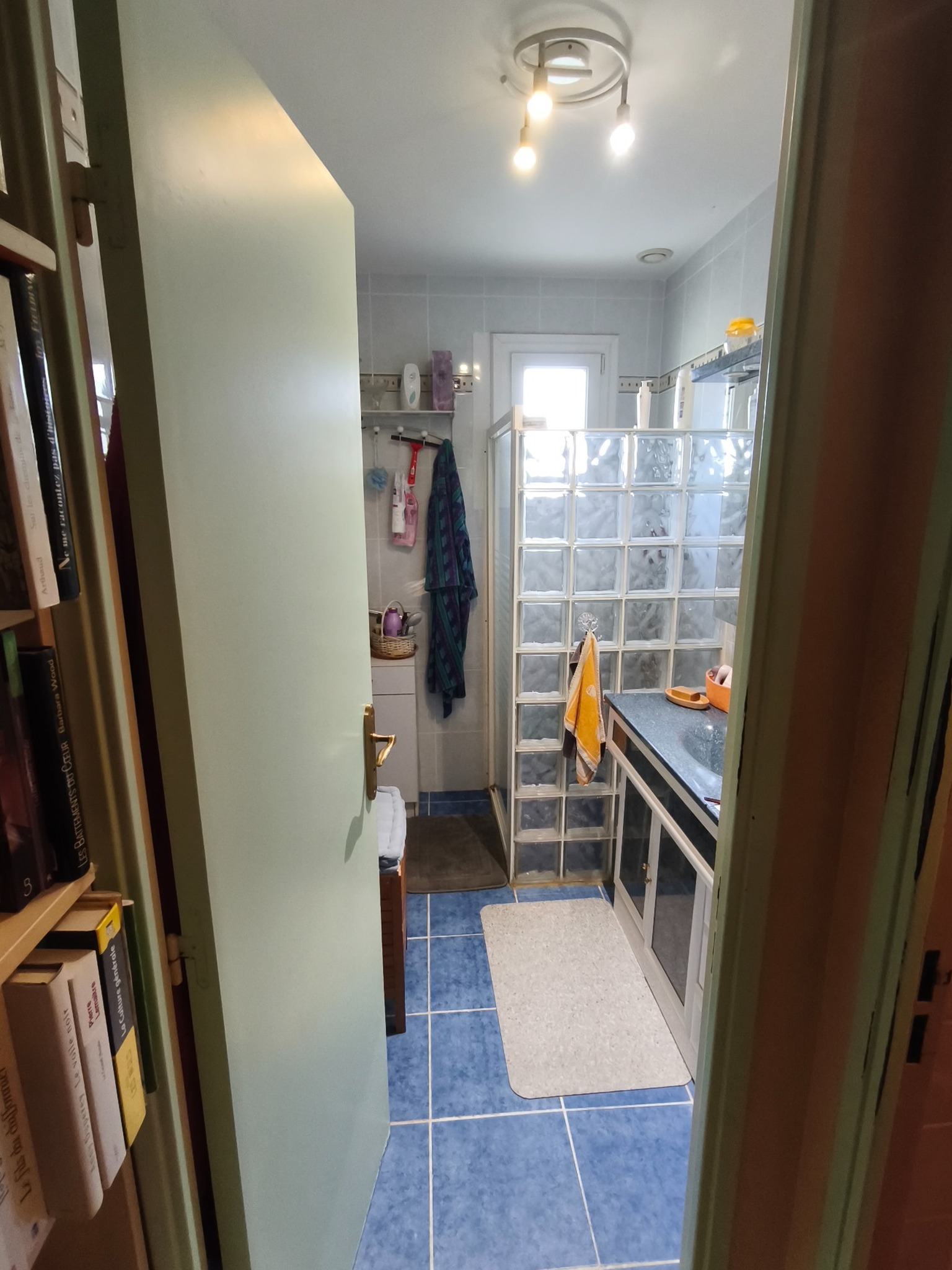 Salle de bain avant rénovation à Artannes-sur-Indre - DOMetVIE