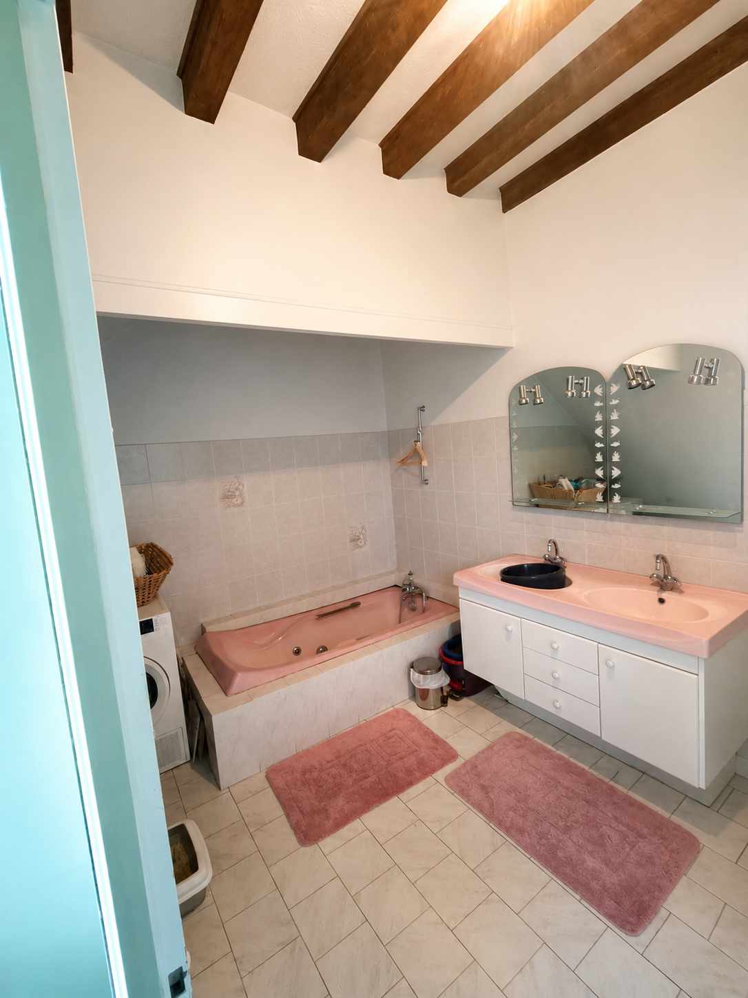 Salle de bain avant rénovation à CERE LA RONDE - DOMetVIE