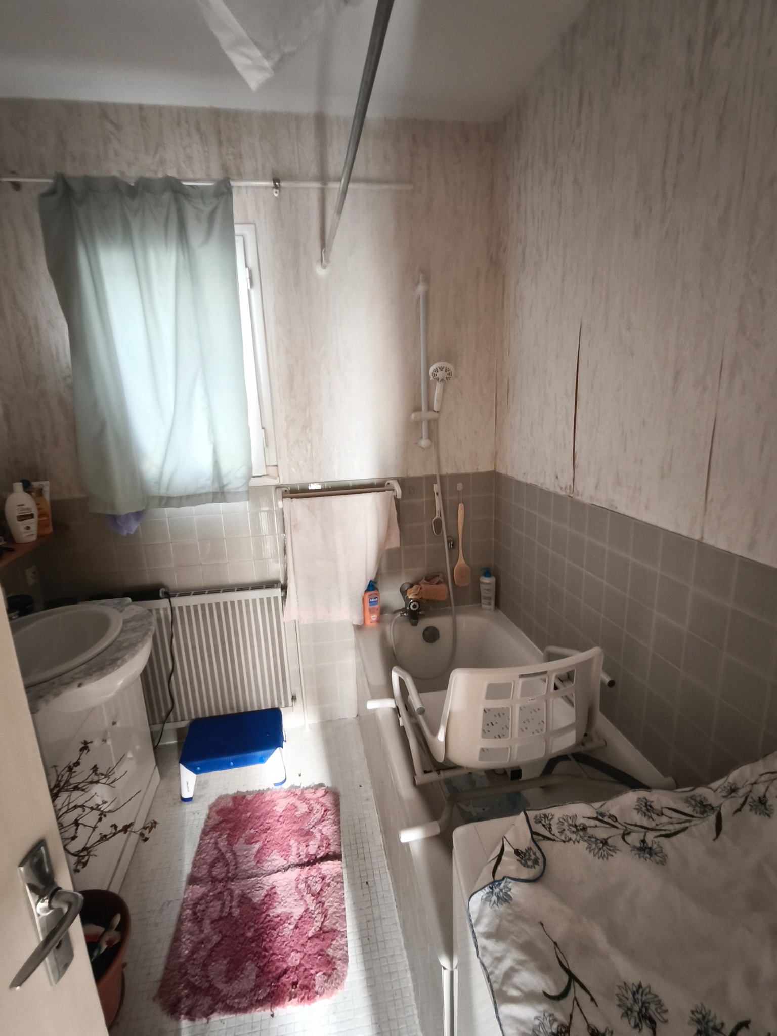 Salle de bain avant rénovation à LOCHES - DOMetVIE
