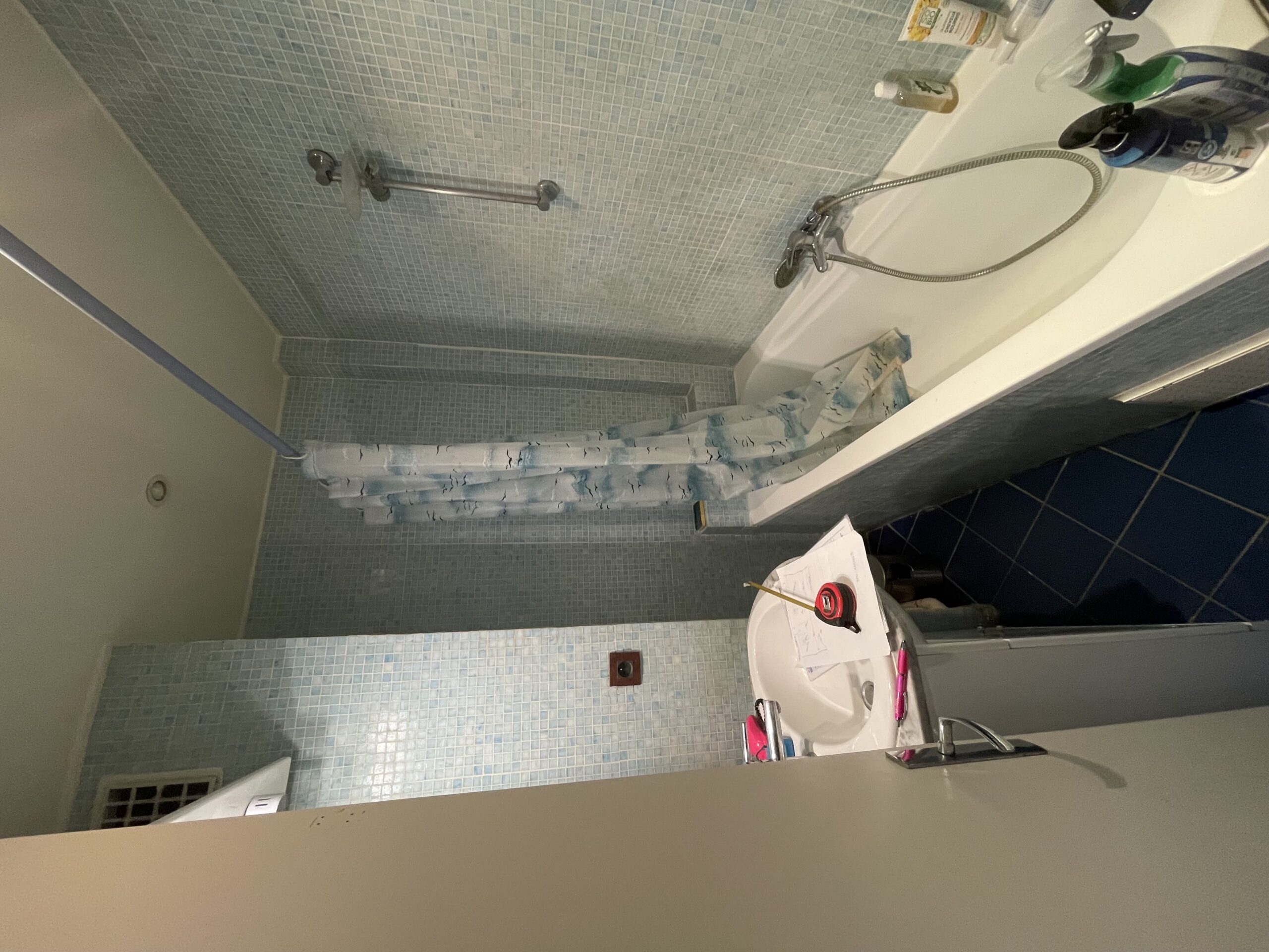 Salle de bain avant rénovation à Montreuil - DOMetVIE