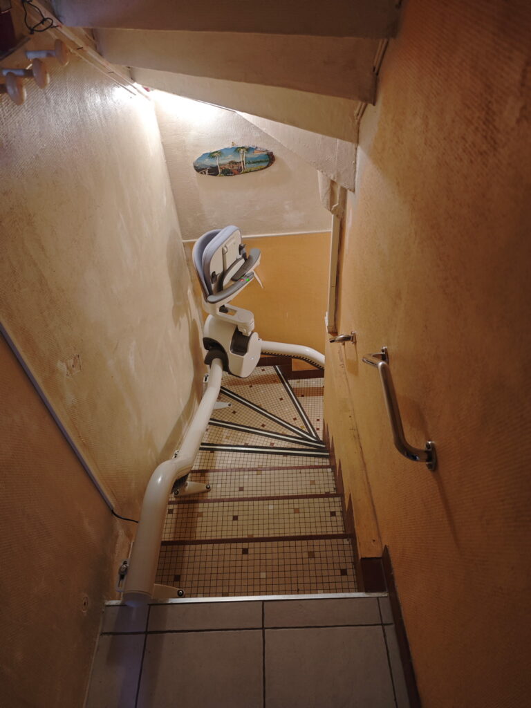 Monte-escalier après rénovation à Angers - DOMetVIE