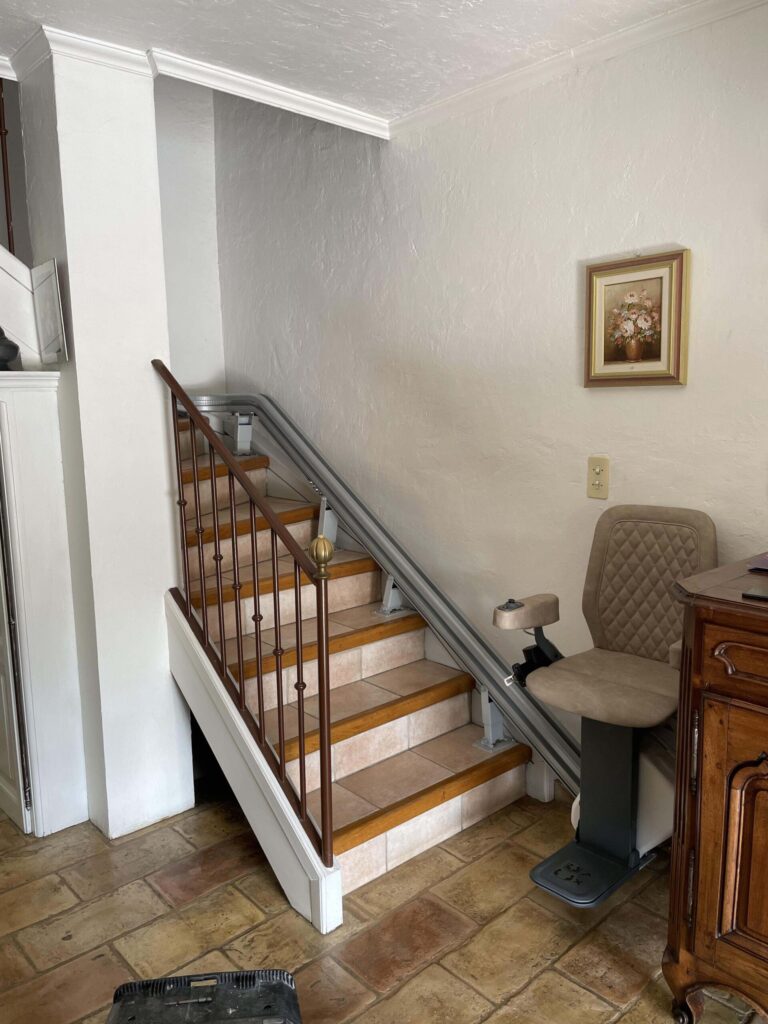 Monte-escalier après rénovation à Mougins - DOMetVIE