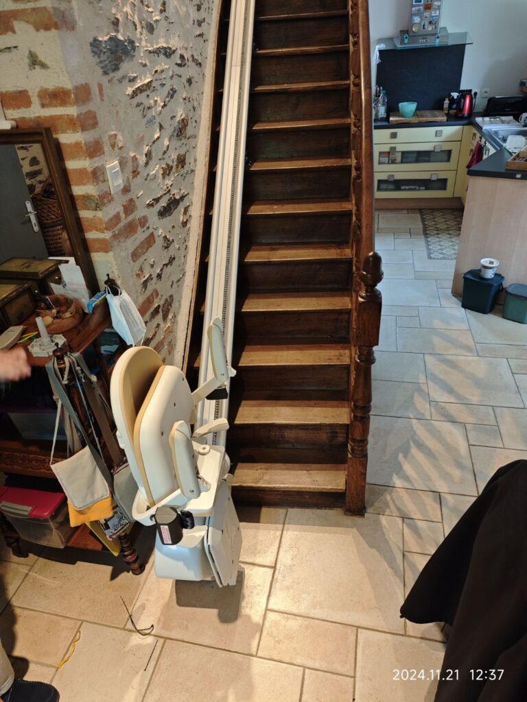 Monte-escalier après rénovation à Saint Gemmes sur Loire - DOMetVIE