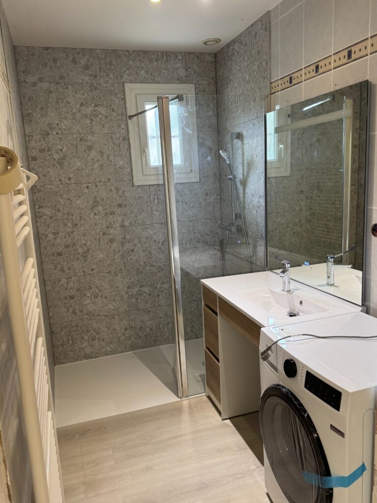 Salle de bain après rénovation à artannes sur indre - DOMetVIE