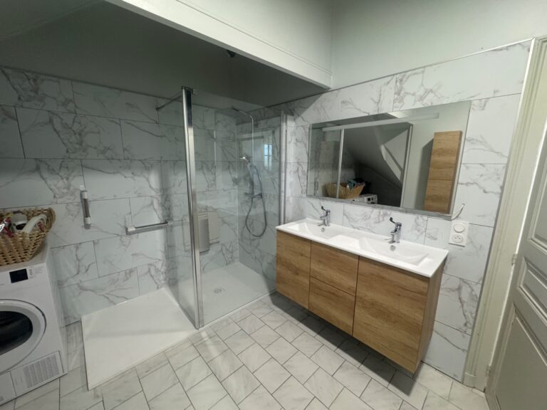 Salle de bain après rénovation à CERE LA RONDE - DOMetVIE