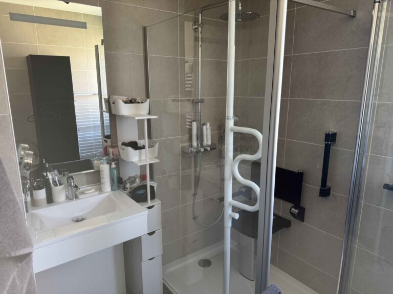 Salle de bain après rénovation à Chatenay Malabry - DOMetVIE