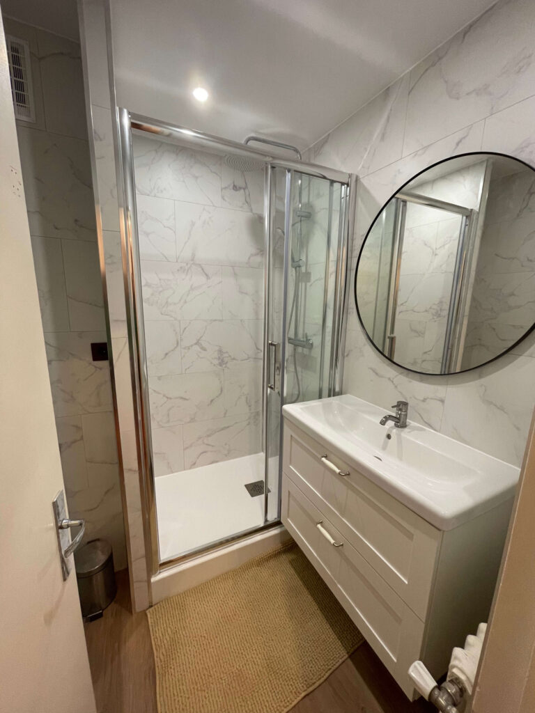 Salle de bain après rénovation à Montreuil - DOMetVIE