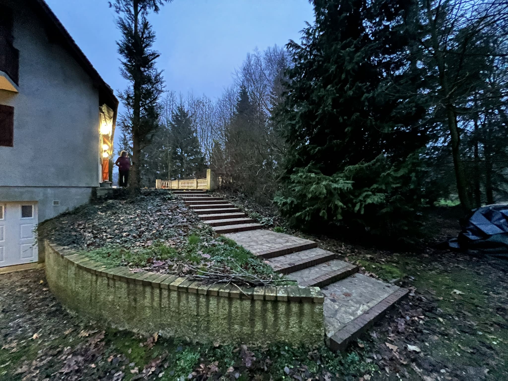 Escalier sans main-courante avant travaux à Lindebeuf - DOMetVIE