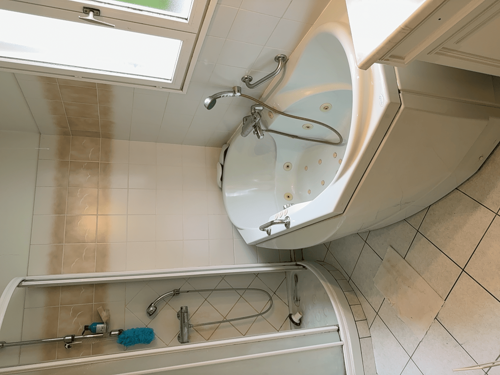 Salle de bain avant rénovation à La roche Sur Yon - DOMetVIE