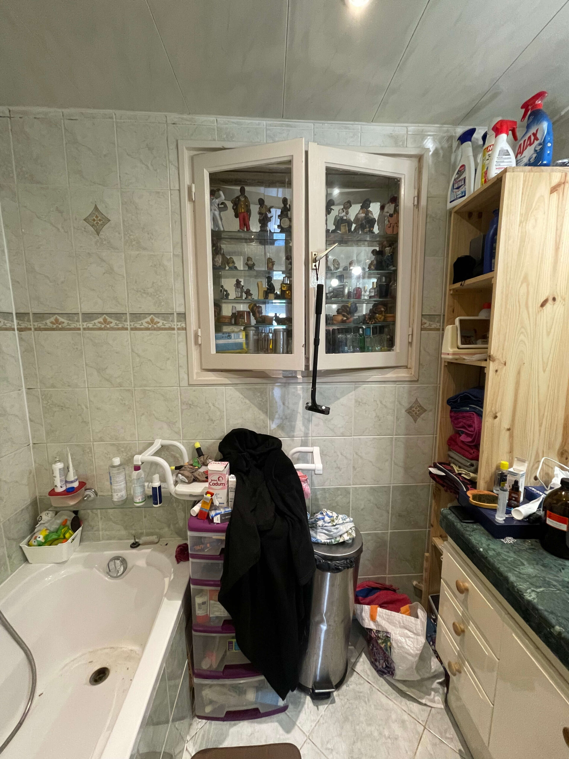 Salle de bain avant rénovation à Rosny-sous-Bois - DOMetVIE