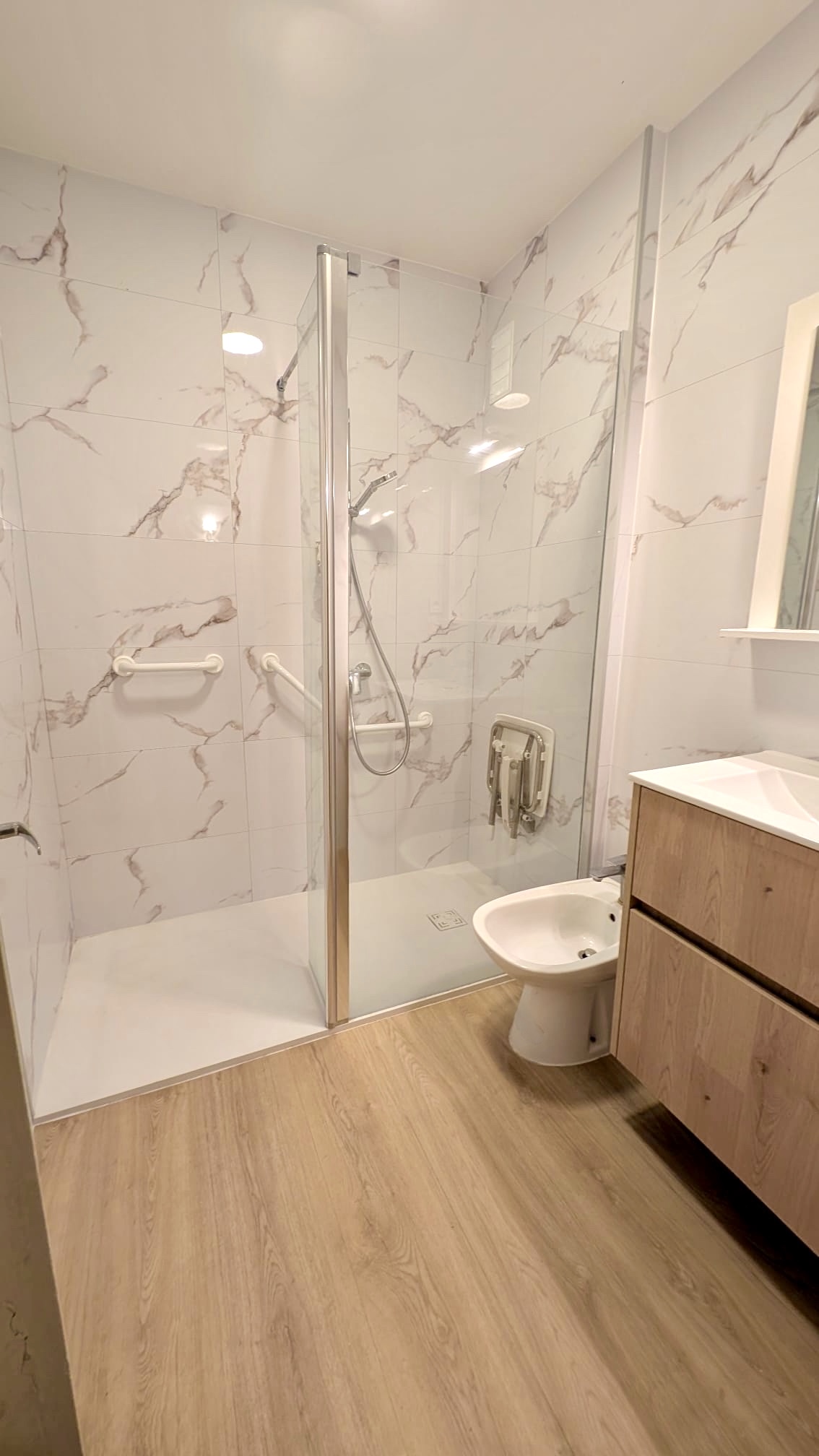 Salle de bain après rénovation à Carros - DOMetVIE