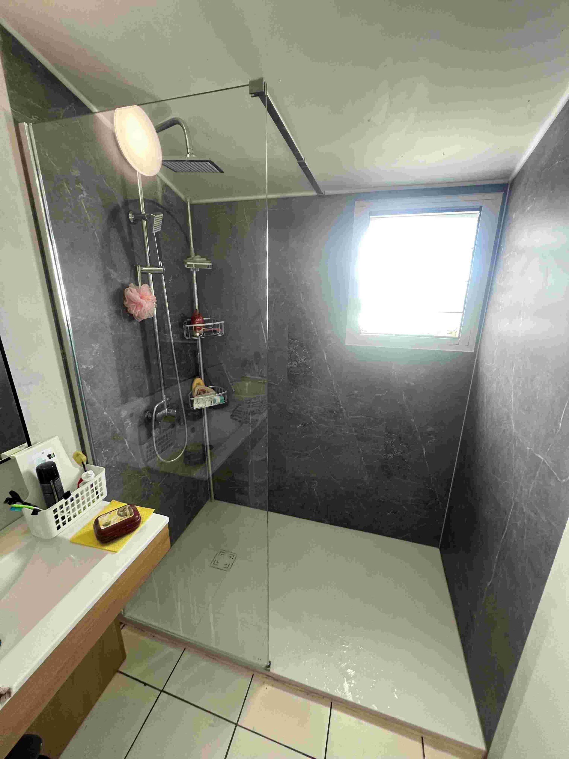 Salle de bain après rénovation à SAINT DENIS - DOMetVIE