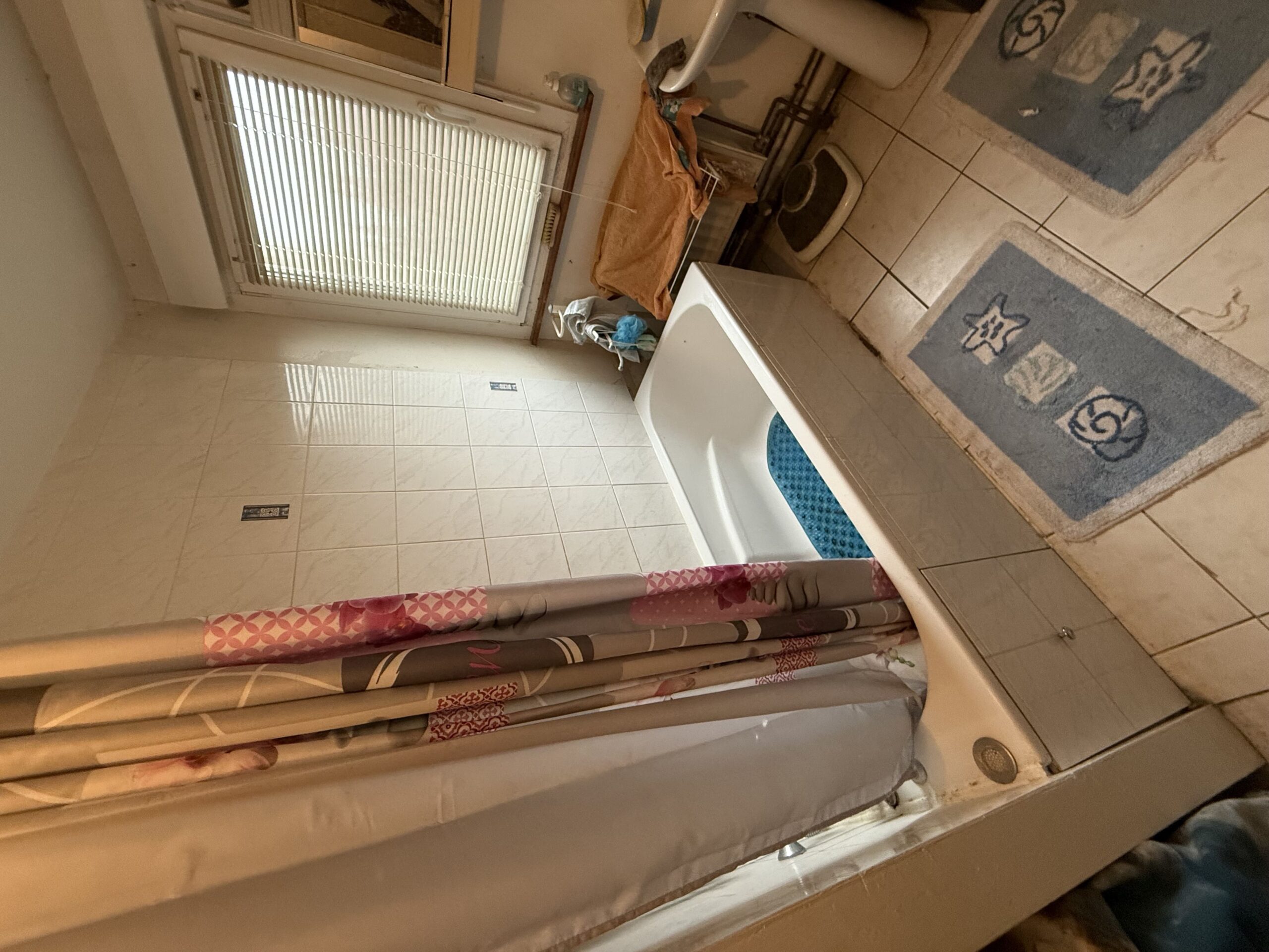 Salle de bain avant rénovation à Biesheim - DOMetVIE