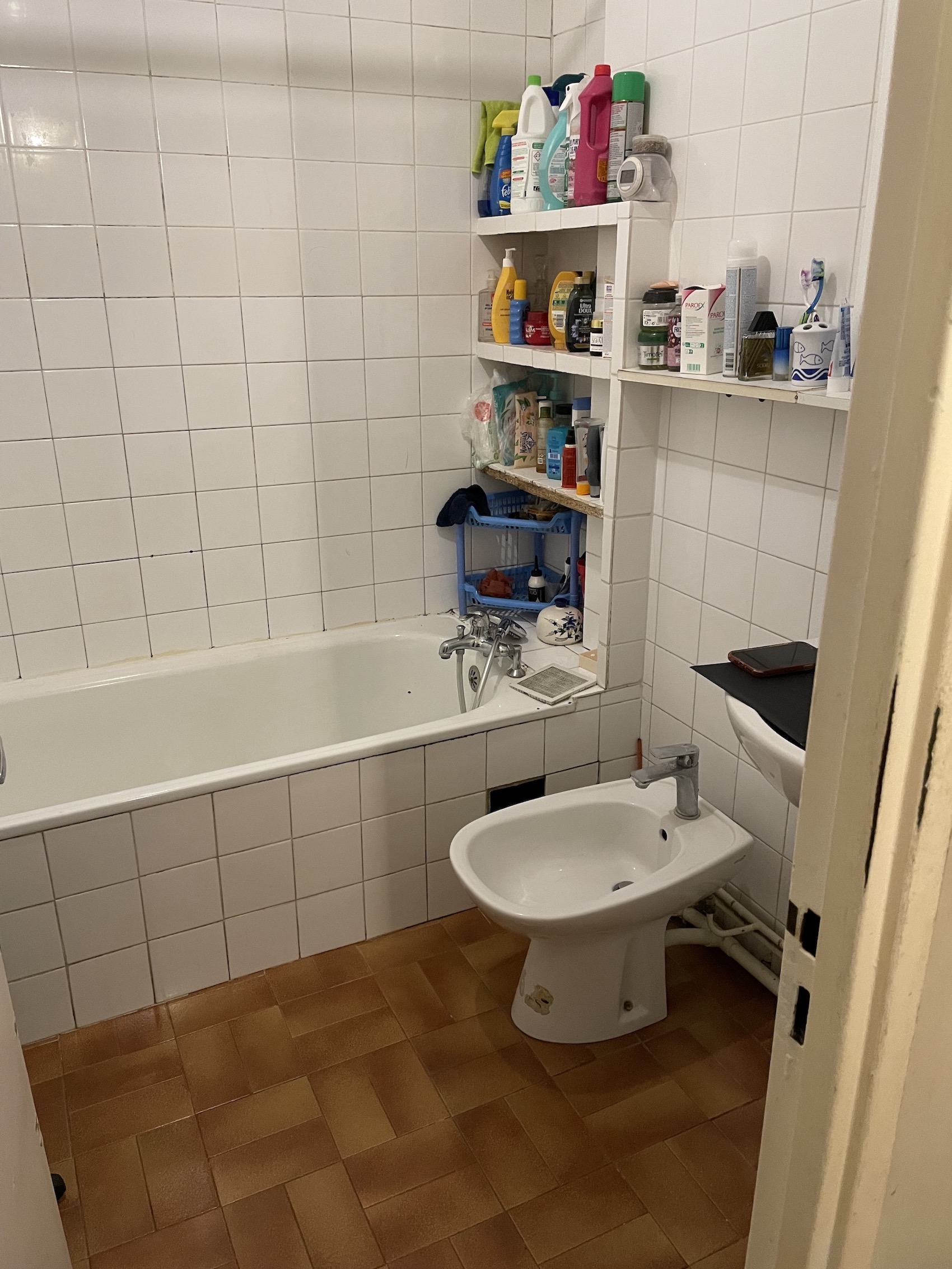 Salle de bain avant rénovation à Carros - DOMetVIE