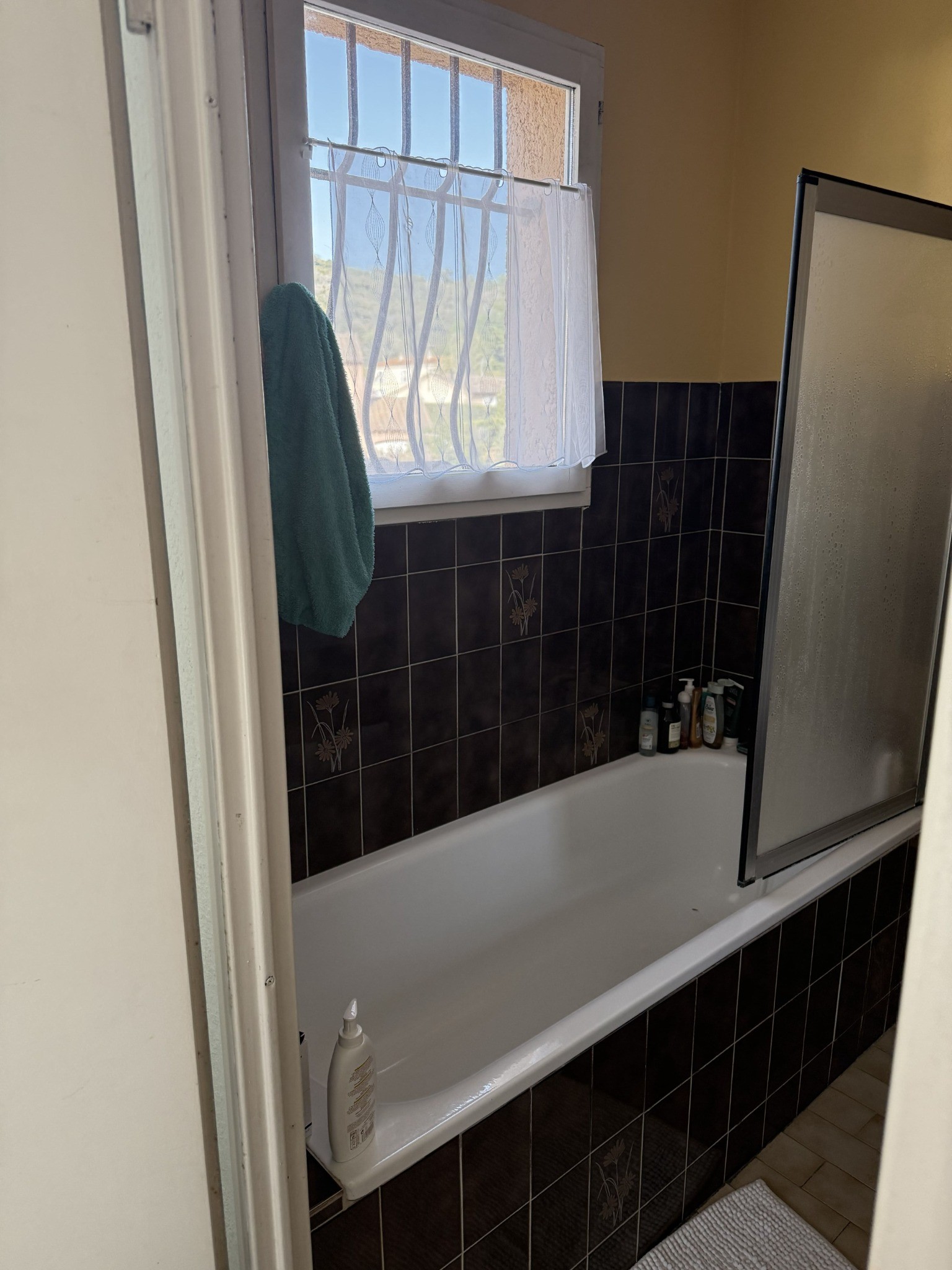 Salle de bain avant rénovation à GRASSE - DOMetVIE