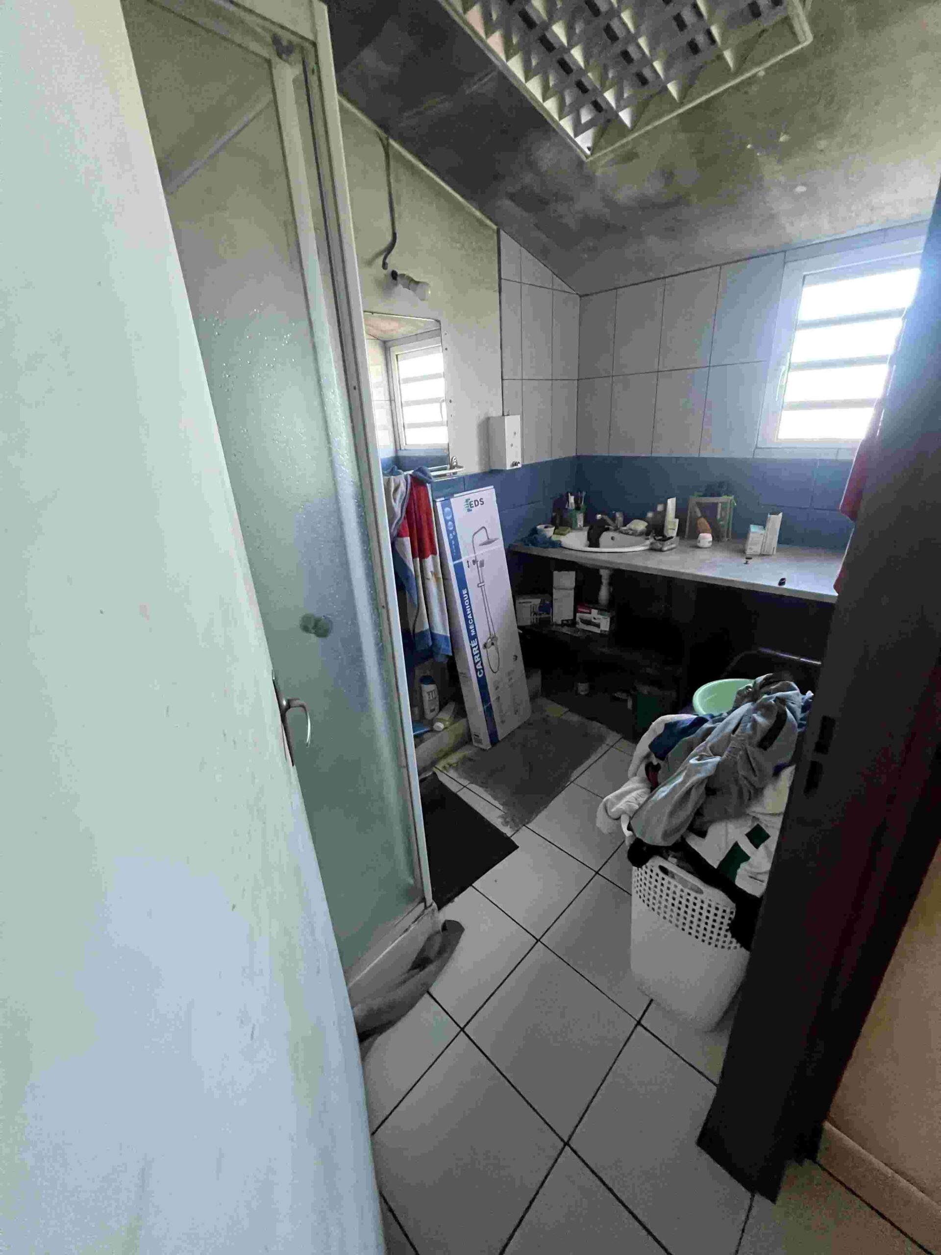 Salle de bain avant rénovation à SAINT DENIS - DOMetVIE