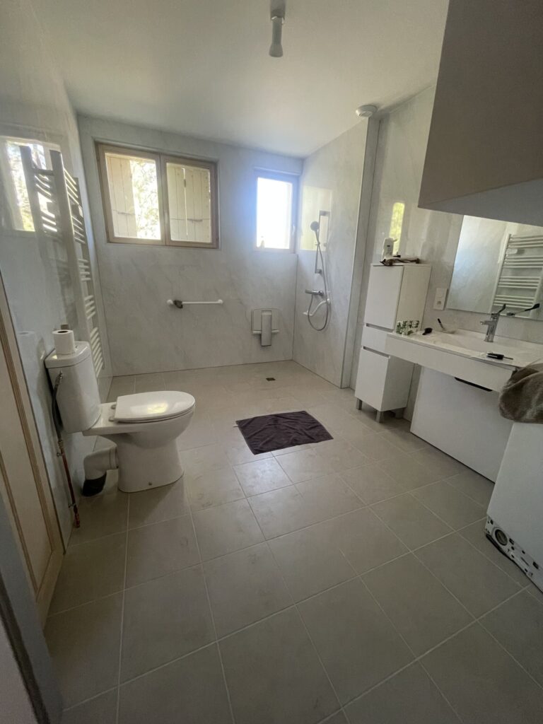 Salle de bain après rénovation à Barcelonne - DOMetVIE