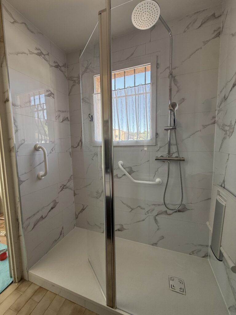 Salle de bain après rénovation à GRASSE - DOMetVIE