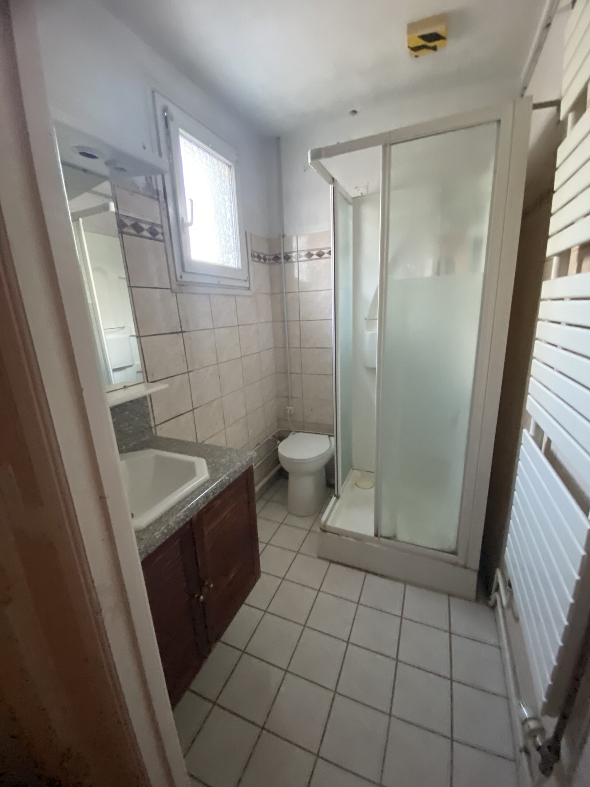Avant travaux : Salle de bain PMR, sécurité et autonomie retrouvées au Mans