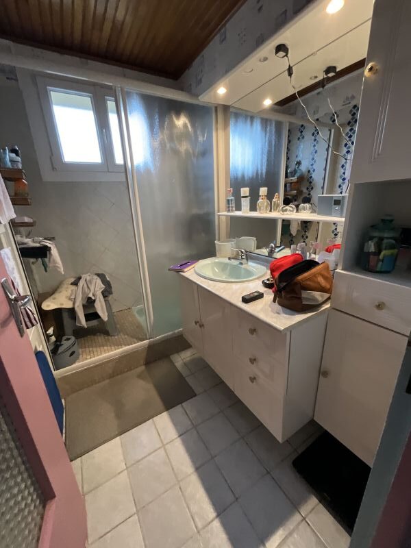 Salle de bain avant rénovation à Pont de l'arche - DOMetVIE