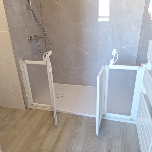 Installation douche PMR pour utilisation fauteuil roulant à Bordeaux