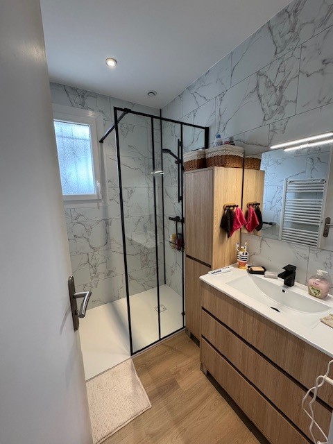 Salle de bain après rénovation à Saint-Georges-de-Didonne - DOMetVIE