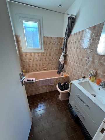 Salle de bain avant rénovation à Saint-Georges-de-Didonne - DOMetVIE